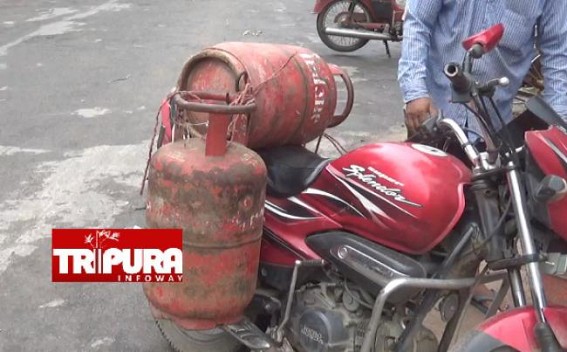 'Acche' Din Entered in Households' Kitchens : Cooking Gas Consumers expressed Frustrations against Unstoppable Price Hikes of Commodities 'Acche' Din Entered in Households' Kitchens : Cooking Gas Consumers expressed Frustrations against Unstoppable Price Hikes of Commodities